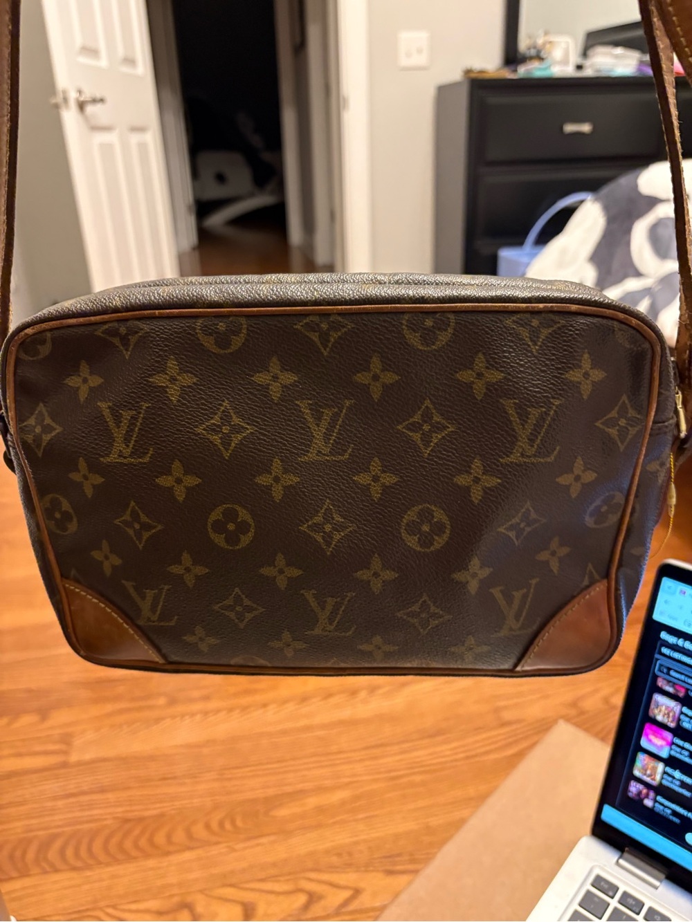 AUTH Vintage Louis Vuitton Monogram Crossbody Camera Bag - Date Code 874 TH - Picture 3 of 17
